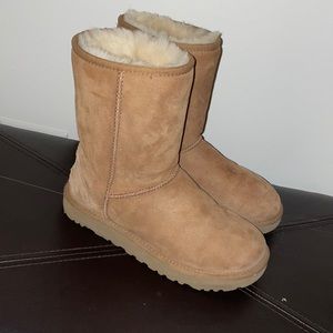 Ugg short classic 2 size 6